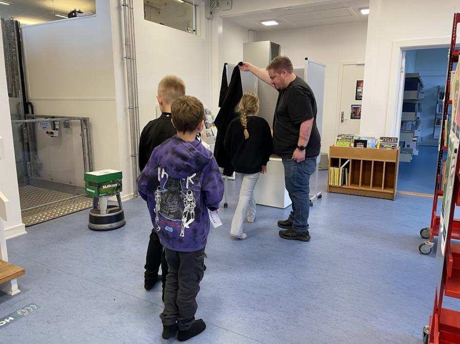 Elever på Kongeskær på vej i stemmeboksen